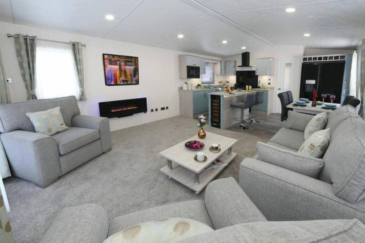 Superior 6 Berth Holiday Home In Suffolk サックスマンダム エクステリア 写真